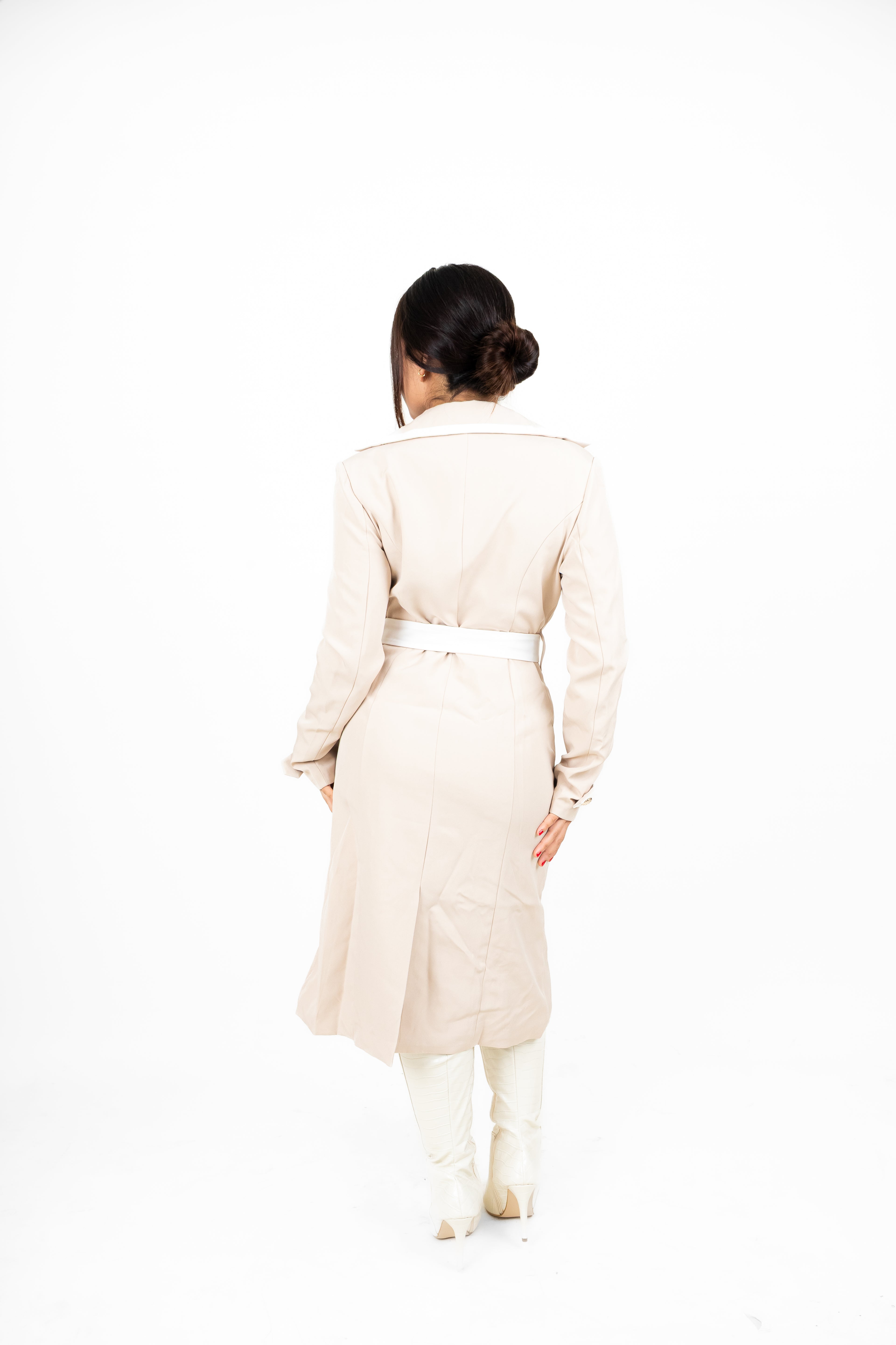 Abrigo con vivos blancos y botones dorados.