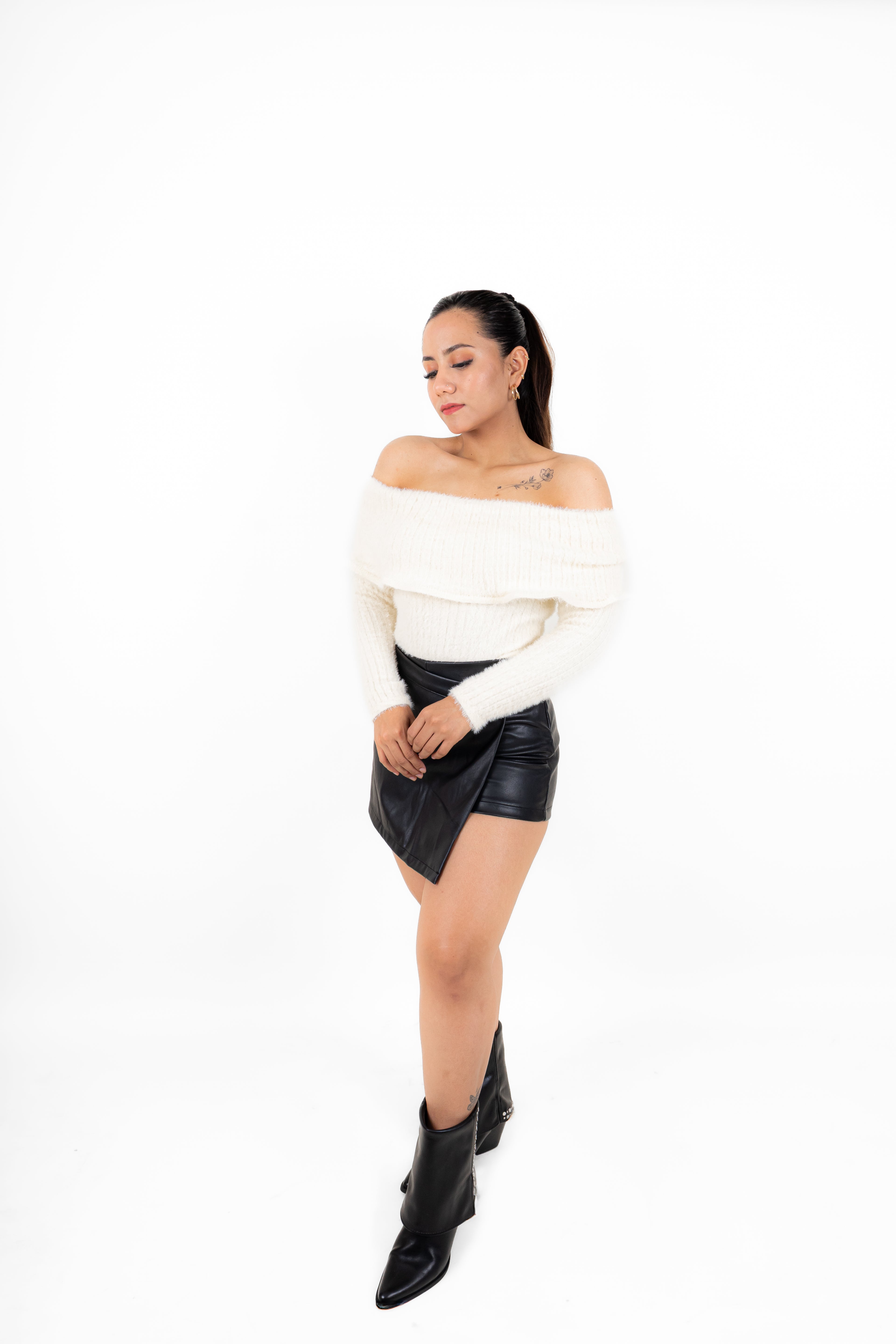 Falda mini de piel negra