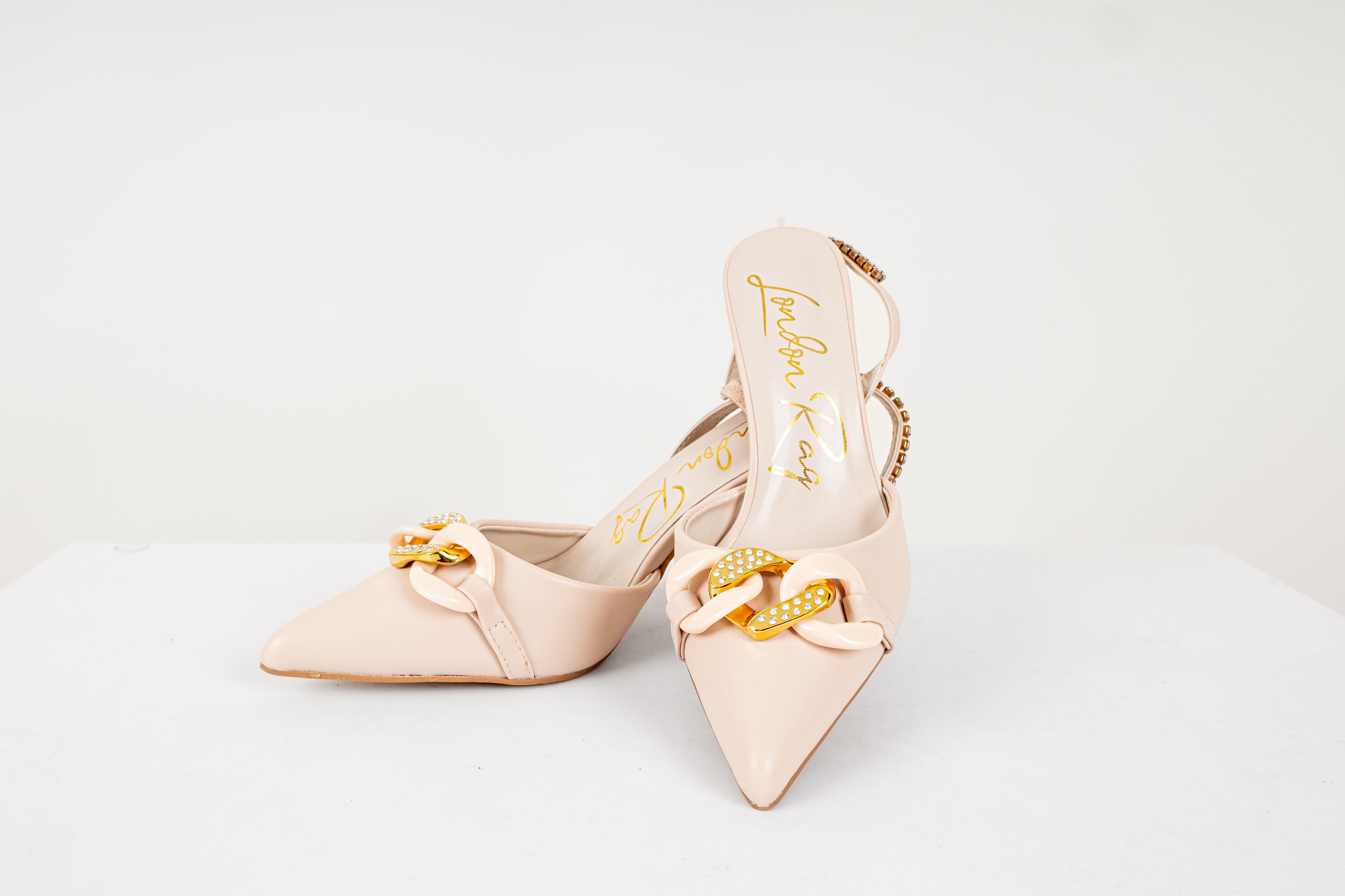 Tacones nude punta fina.