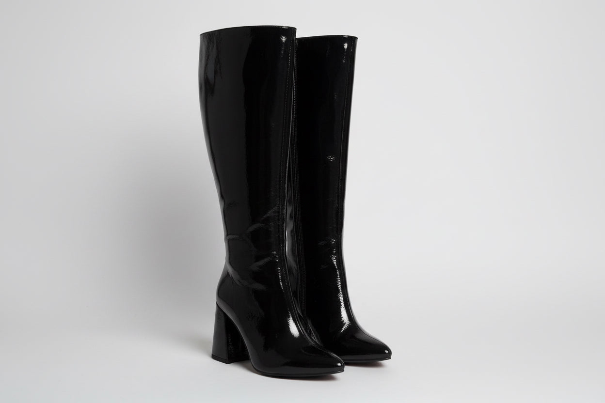 Bota Negra Texturizada de Tacón Ancho.