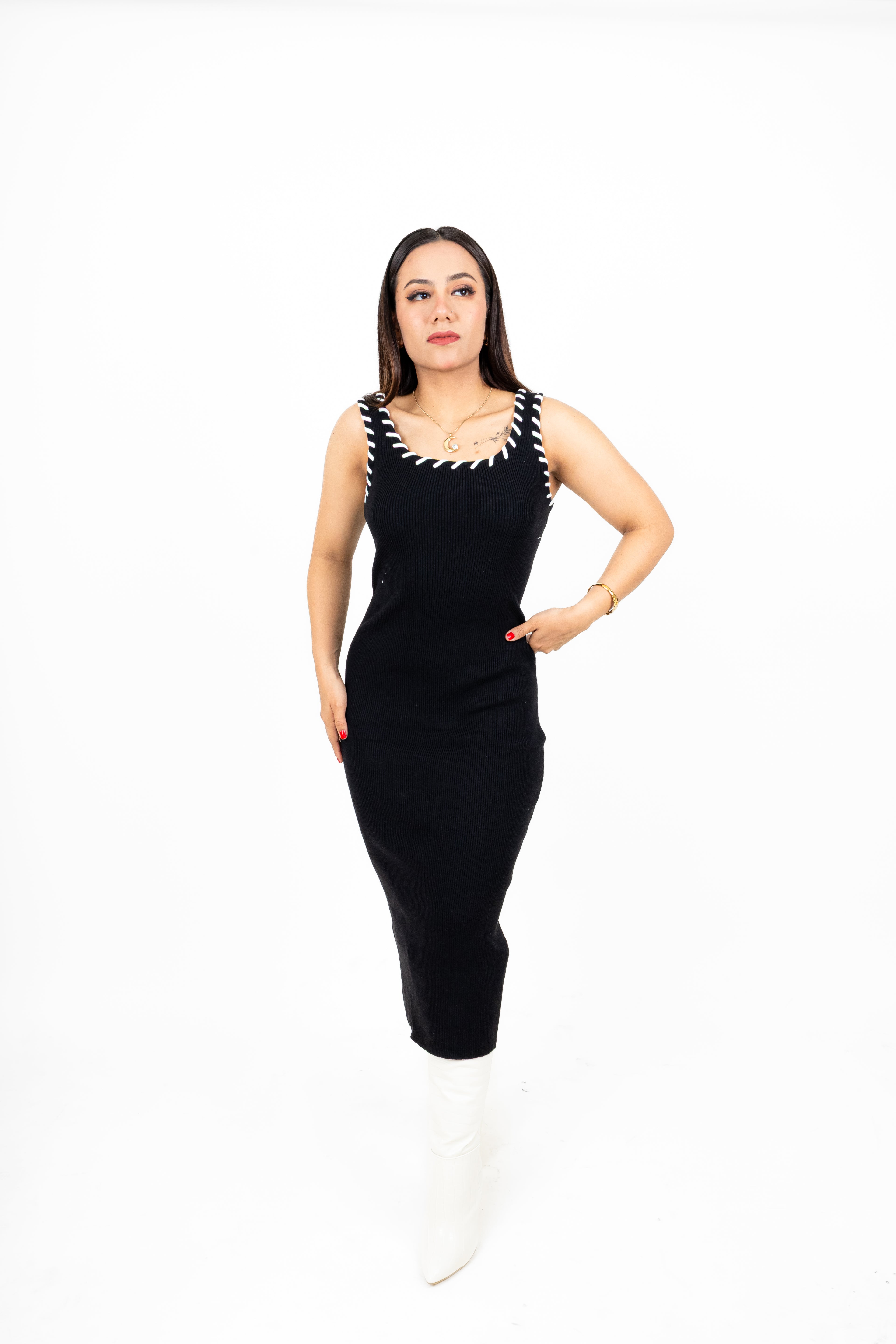 Vestido negro de canele.