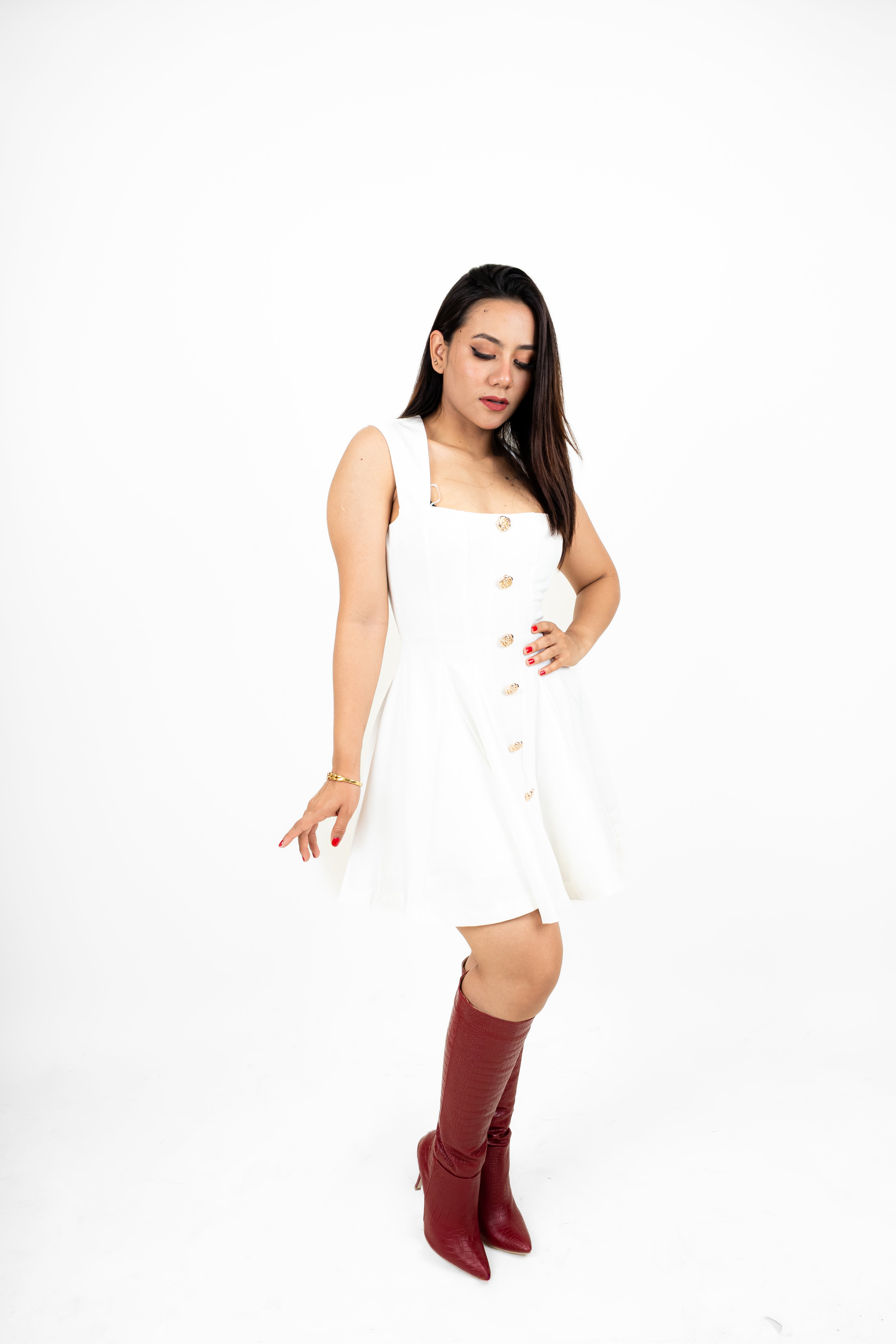 Vestido con botones dorados.