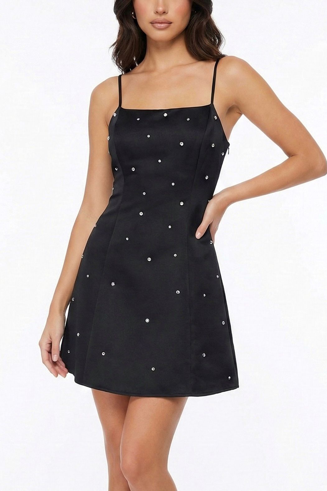 Vestido Negro con Apliques de Perlas.