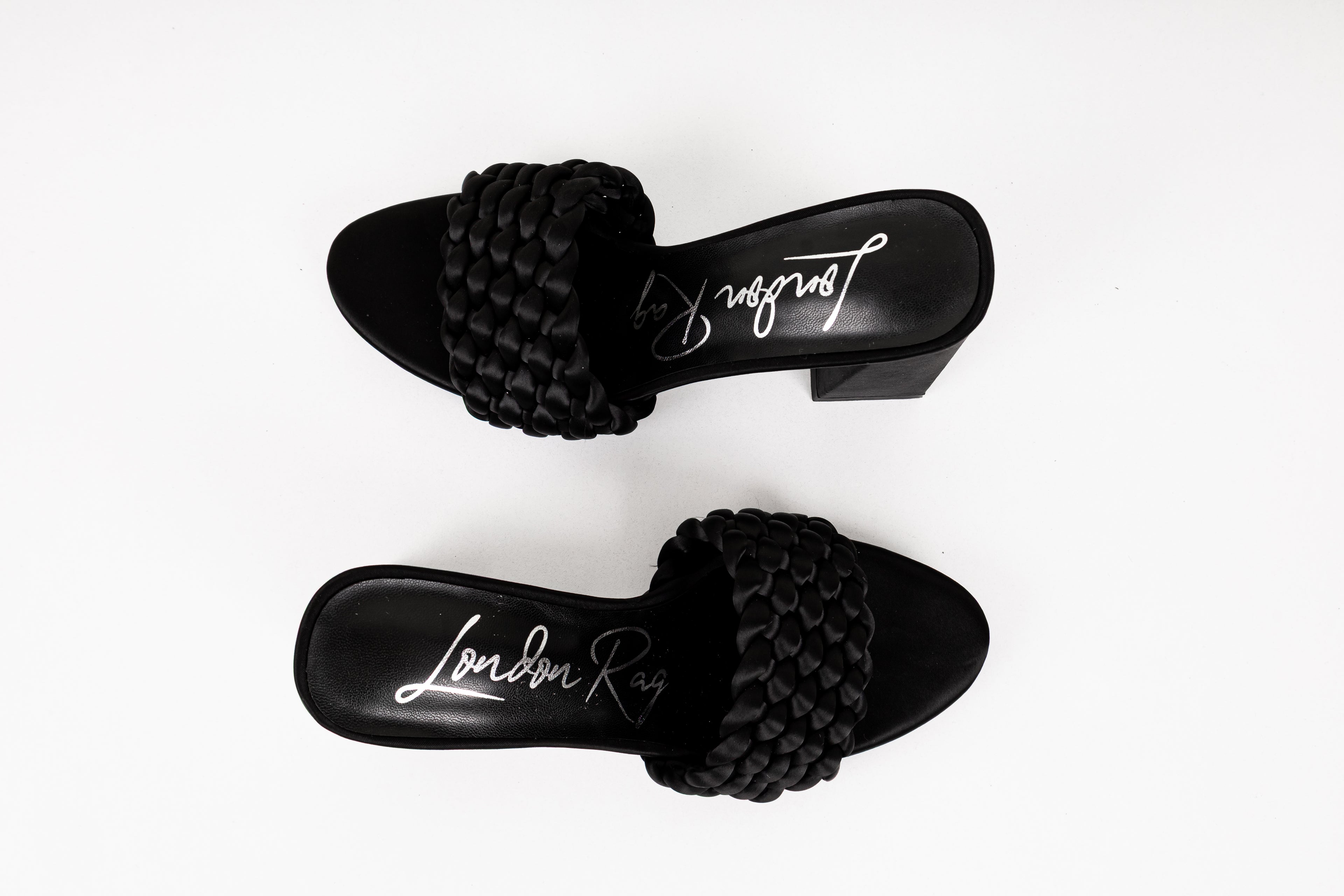 Zapatilla negra tejida