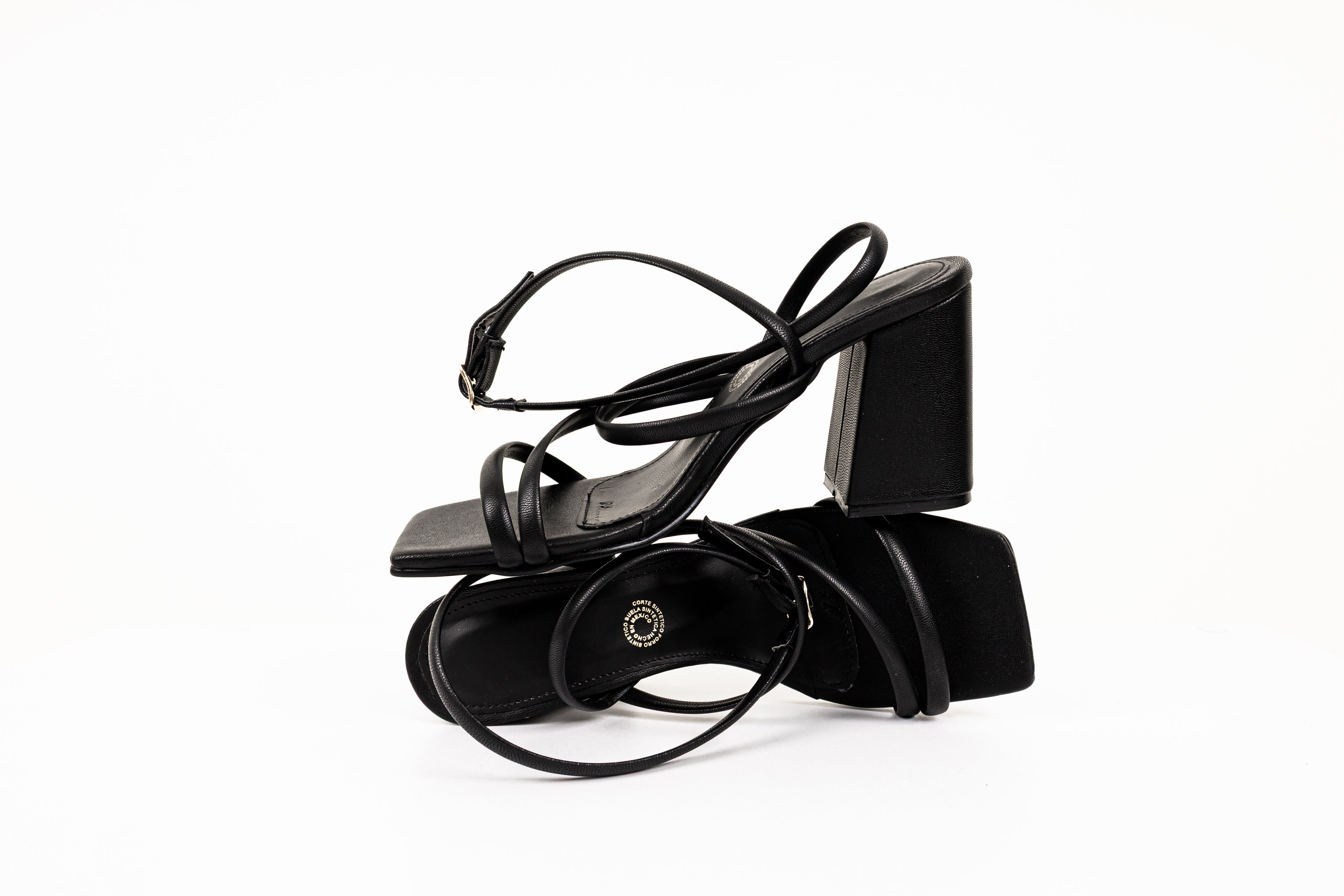 Zapatilla negra cruzada